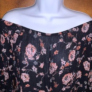 🌸 NWT Floral Off the Shoulder Top 🌸
